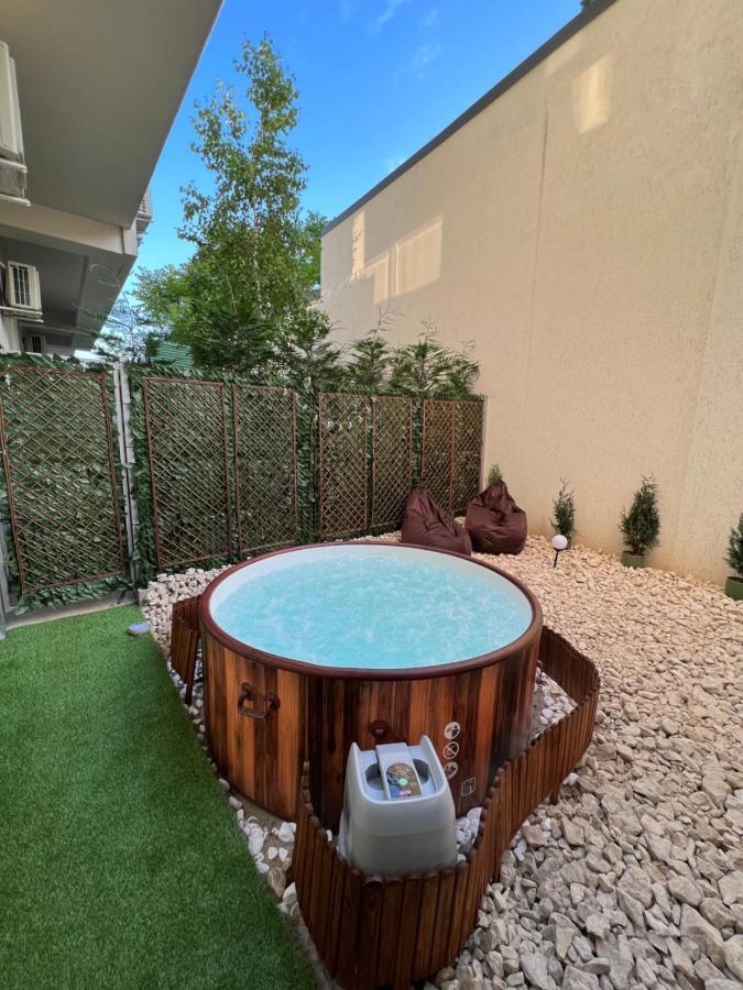 Apartamento Downtown Hidden Garden With Jacuzzi In Bucarest Exterior foto