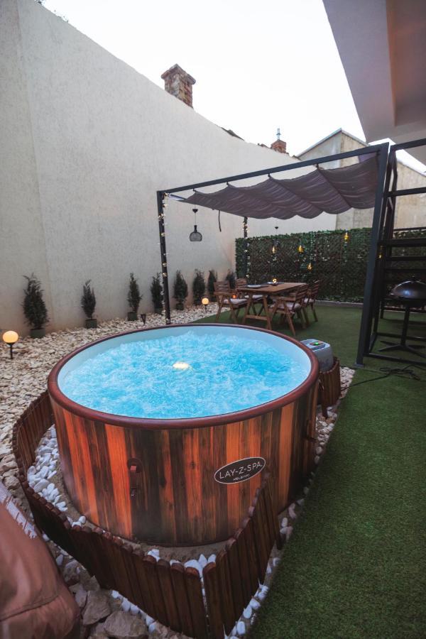 Apartamento Downtown Hidden Garden With Jacuzzi In Bucarest Exterior foto