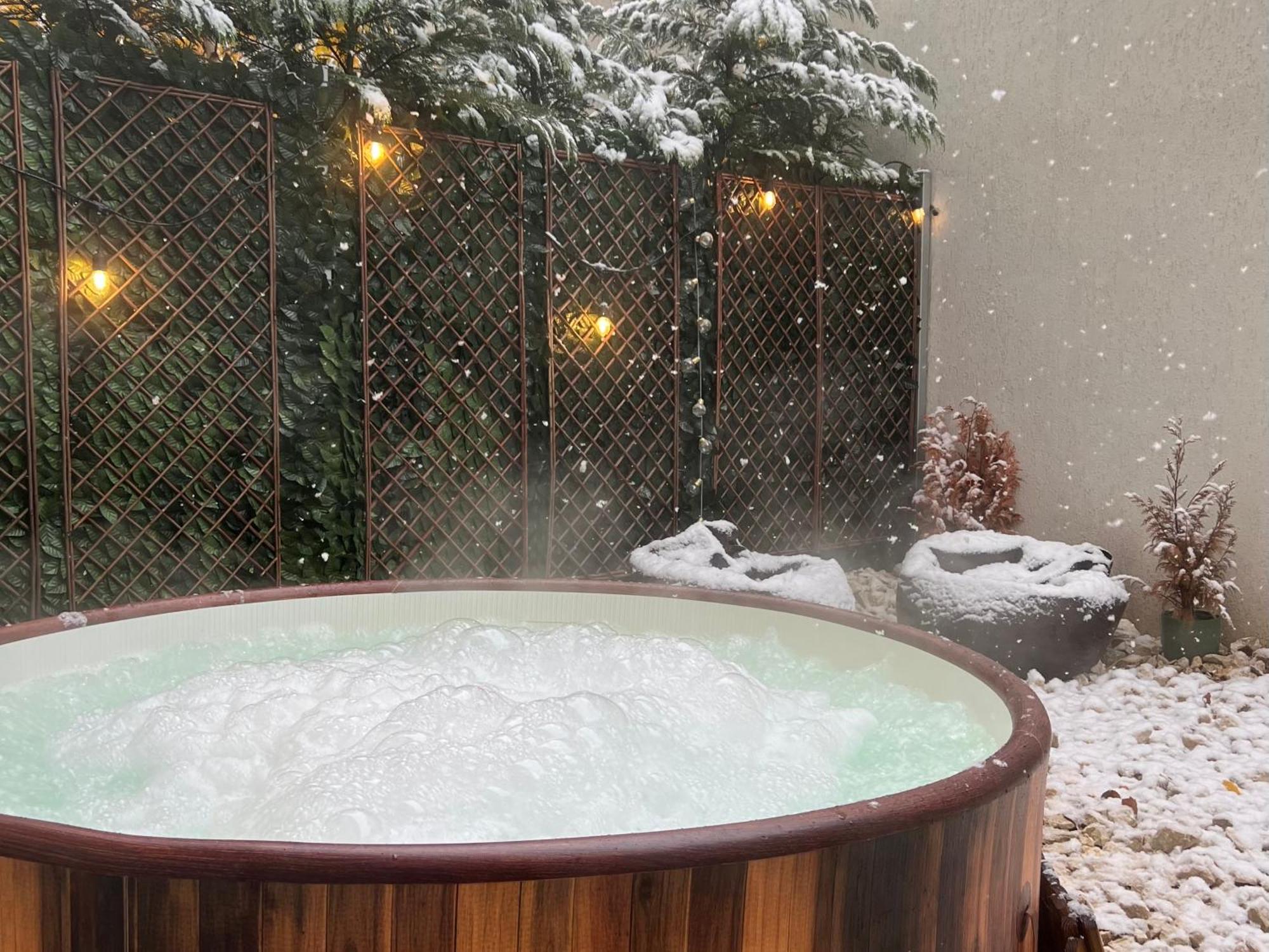 Apartamento Downtown Hidden Garden With Jacuzzi In Bucarest Exterior foto